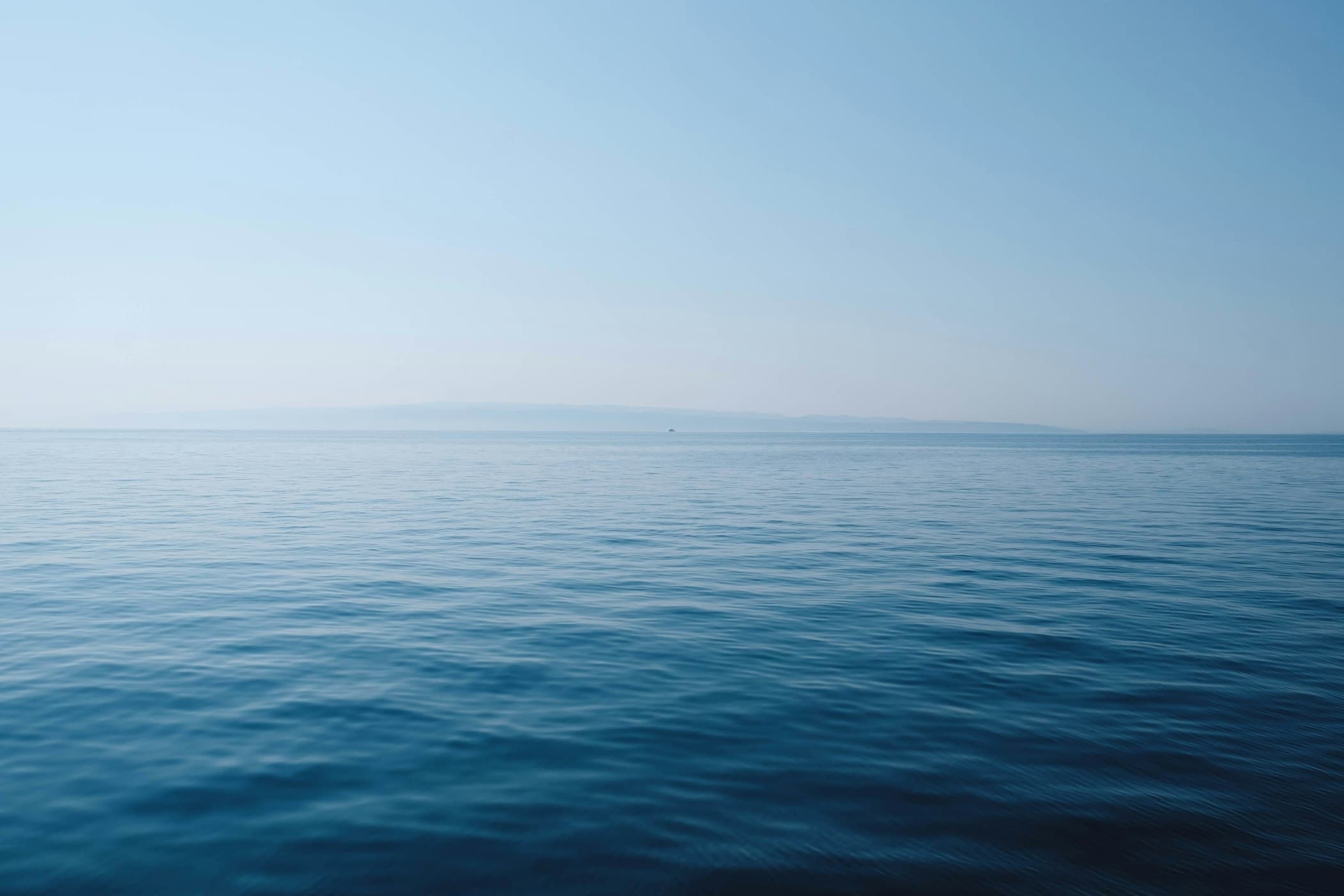 Horizonte oceánico en larga exposición al amanecer — fotografía editorial